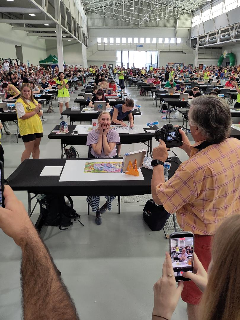 Maartje van der Meer celebra su victoria individual en el Mundial de Rompecabezas 2026, junto a su rompecabezas terminado. Foto: Speedpuzzling The Netherlands.