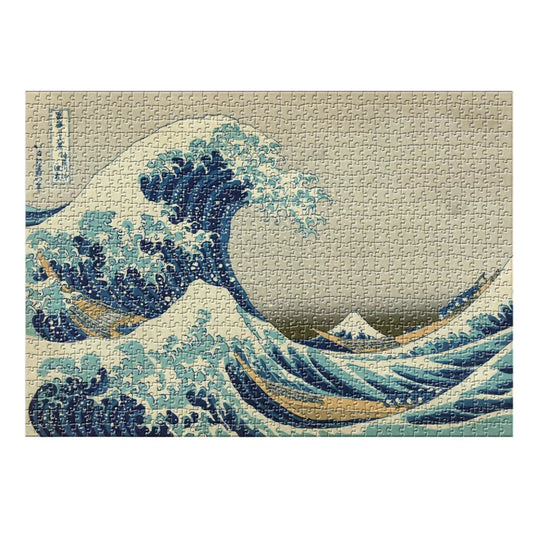 Nuestro rompecabezas La gran ola de Kanagawa de 1.000 piezas armado, con la ola azul y el monte Fuji al fondo.