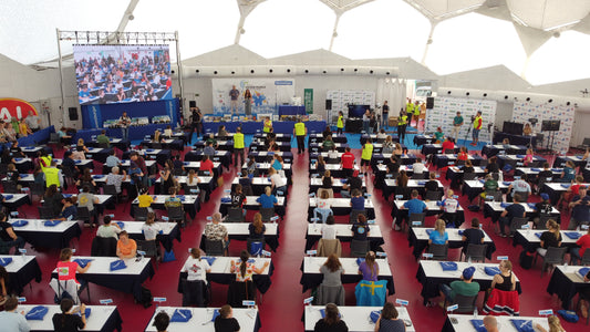 Participantes en las mesas de la prueba individual del Mundial de Rompecabezas 2023; fotografía de archivo.