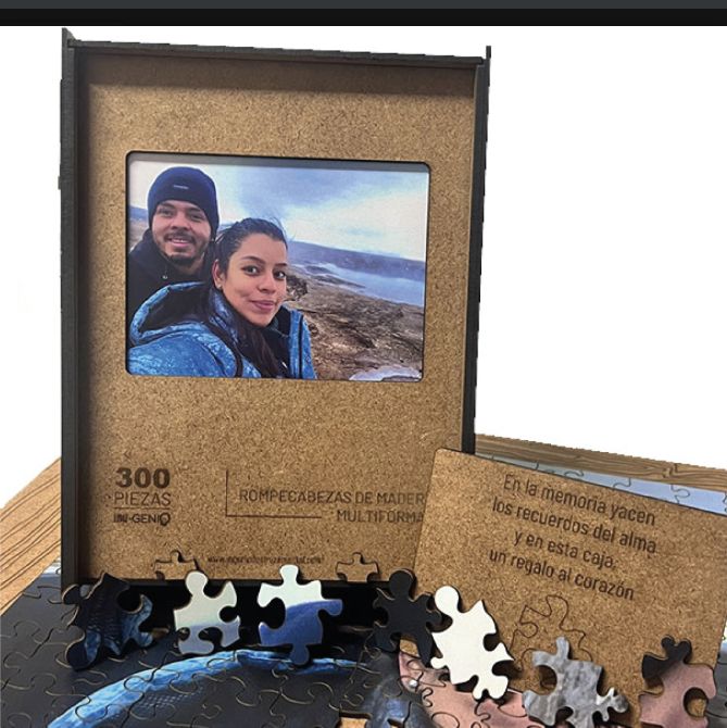 Presentación en madera de un rompecabezas personalizado Ingenio