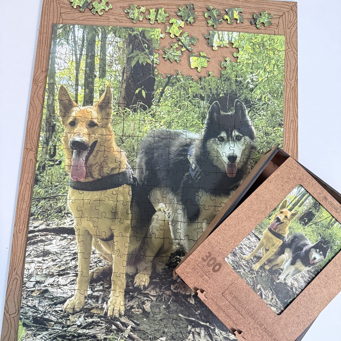 Rompecabezas personalizado en madera con dos perros y su empaque Ingenio